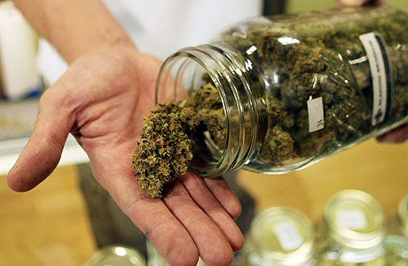 2_medical-marijuana-at-cannabis-club-102709-lg